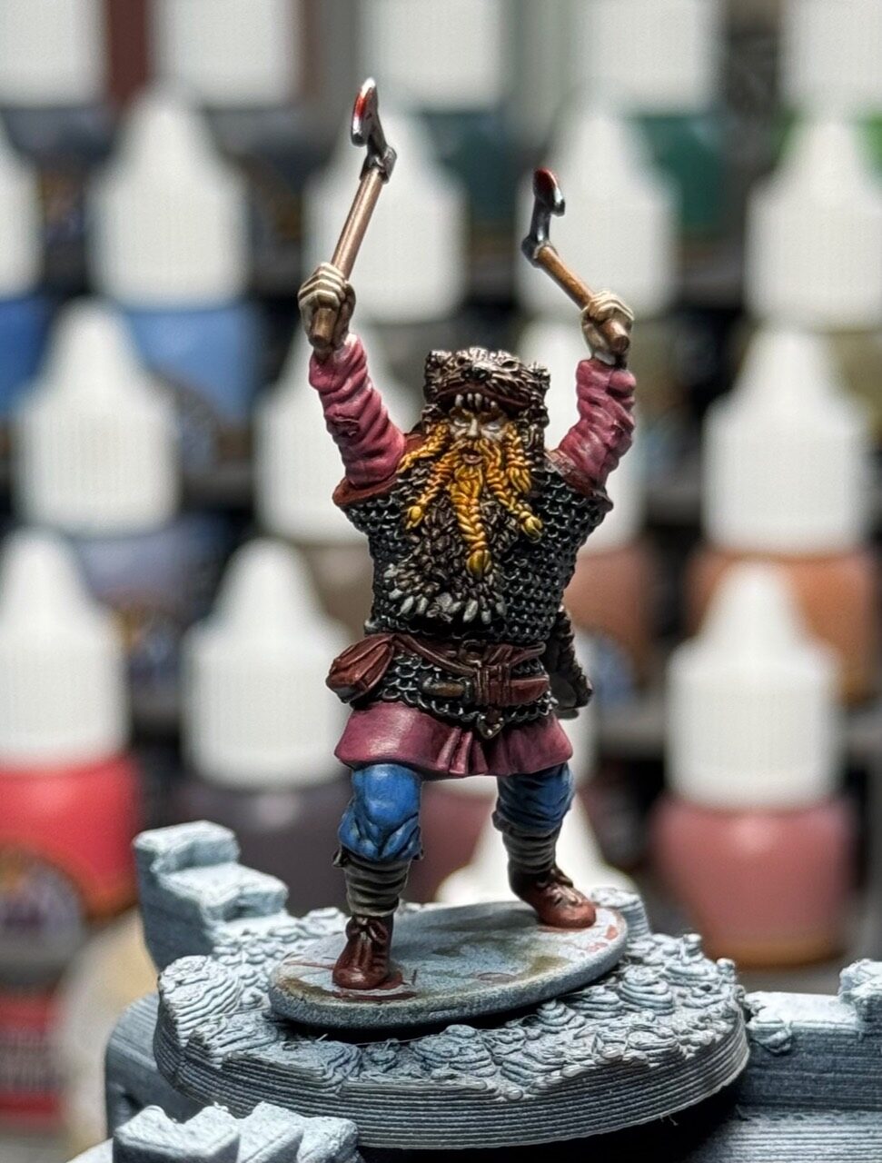 EINVIGI fighter raising two axes