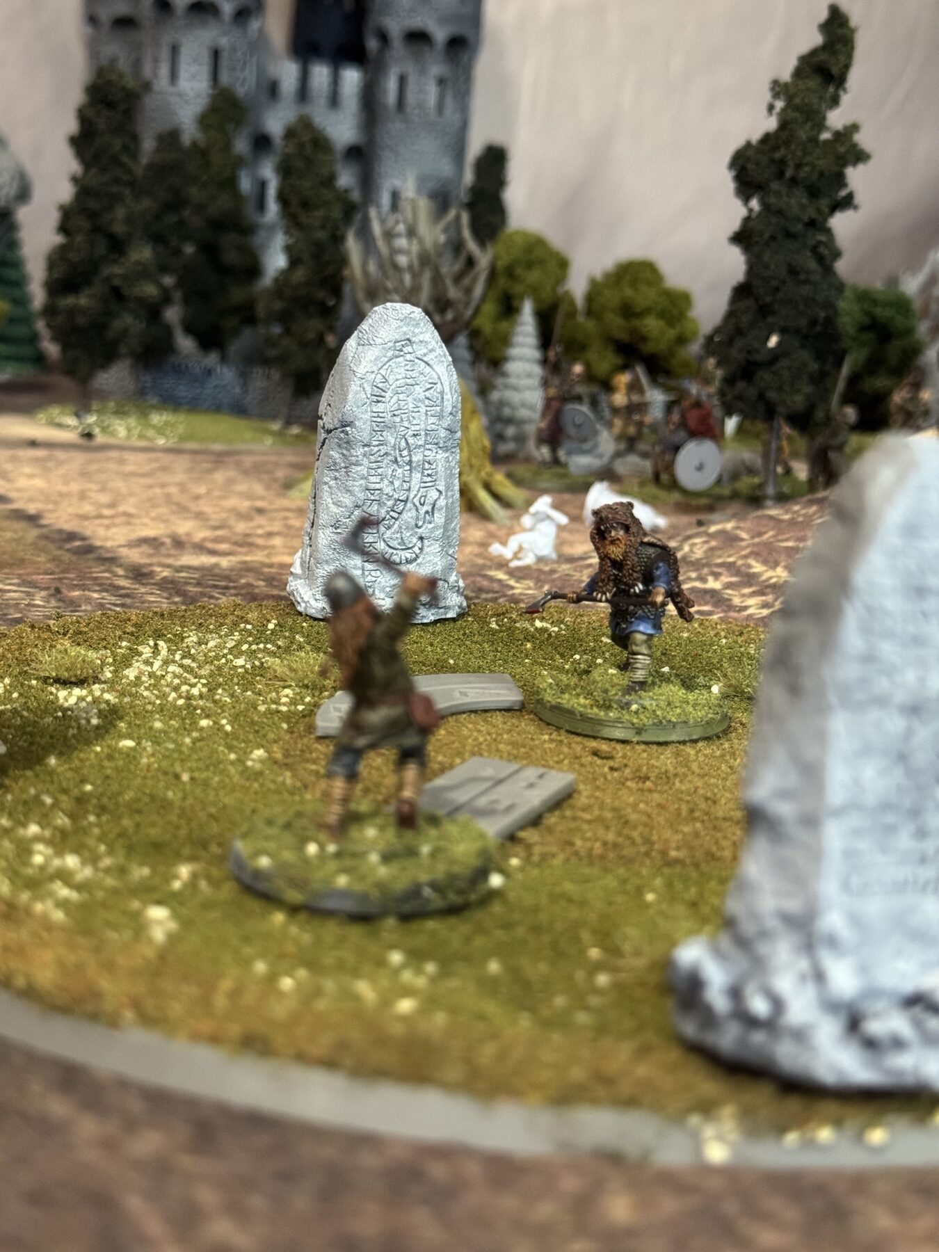 Close view of EINVIGI duel between two miniature warriors